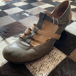 Fidji Leather Gray/Tan Mary Janes